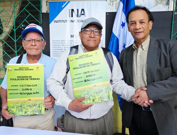 Campesinos de San Luis Zacatales de Santa Cruz de Yojoa, reciben titulo de propiedad
