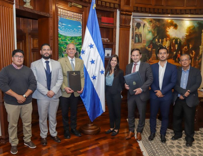 Presidente Nasry Asfura firma convenio para fortalecer sistema de salud