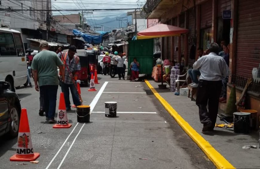 Alcaldia señaliza y ordena puntos de taxis en Tegucigalpa