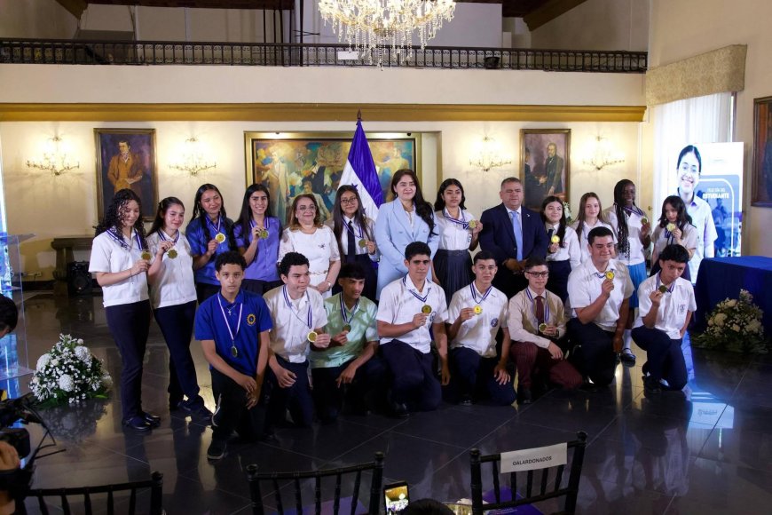Condecoran a los mejores estudiantes de Honduras