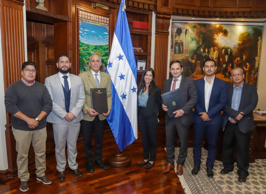 Presidente Nasry Asfura firma convenio para fortalecer sistema de salud