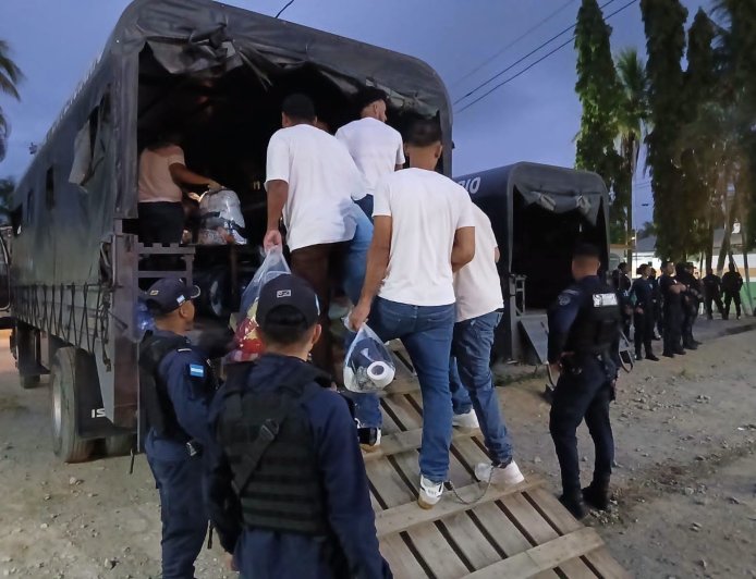 39 privados de libertad del penal de El Progreso son trasladados a otros penales.