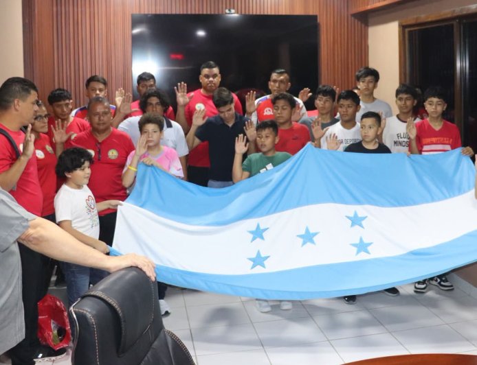 Alcalde de Villanueva, Cortés, juramenta delegación de deportistas que representarán a Honduras en EEUU