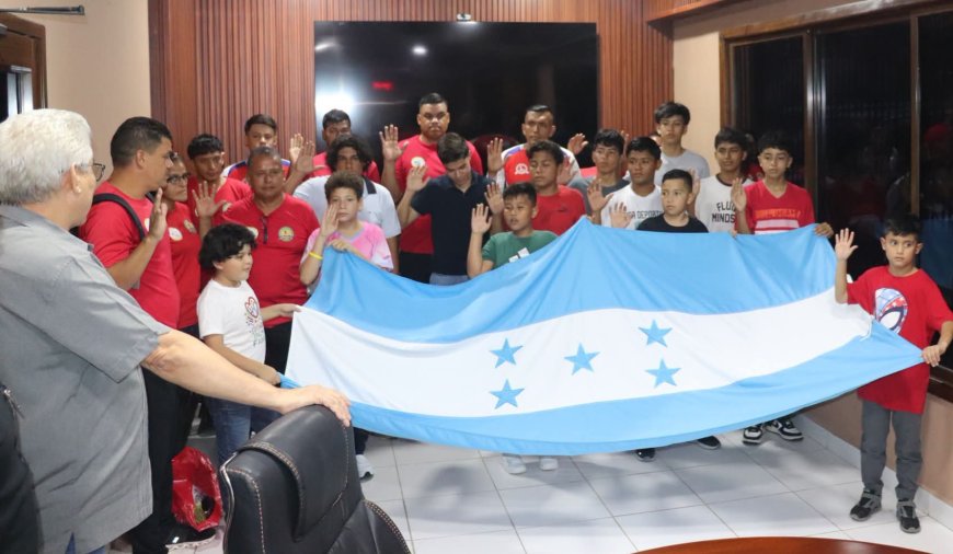 Alcalde de Villanueva, Cortés, juramenta delegación de deportistas que representarán a Honduras en EEUU