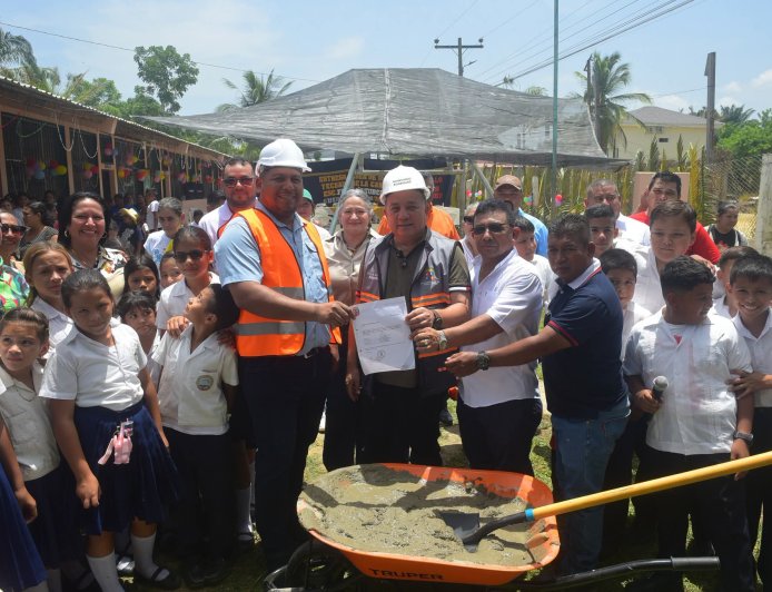 Mas de L2.2 millones invertirá la alcaldia porteña en techado de cancha en escuela en Baracoa.