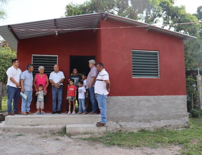 Municipalidad de Villanueva, Cortés, ayuda a 10 familias con vivienda