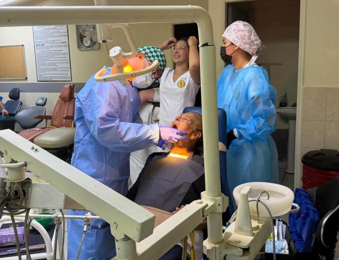 Municipalidad y la UNAH-Cortés ayudan a adultos mayores porteños con prótesis dentales
