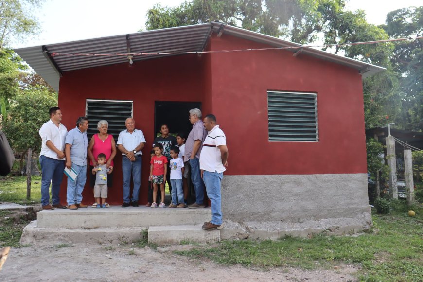 Municipalidad de Villanueva, Cortés, ayuda a 10 familias con vivienda