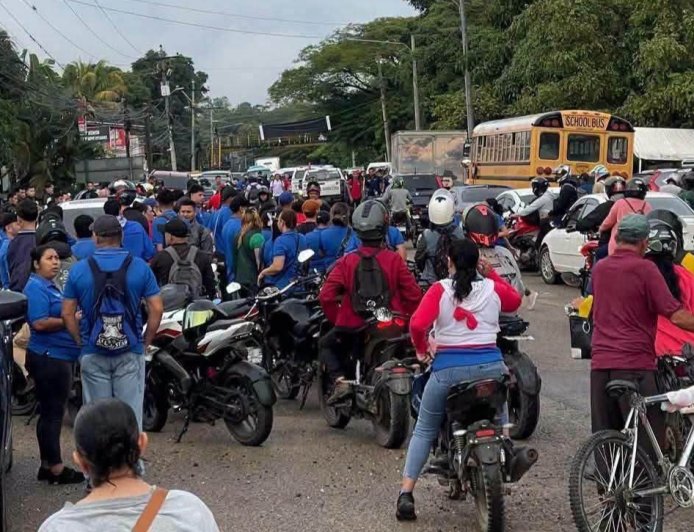 Transportistas se toman carretera a la zona oriental de Honduras
