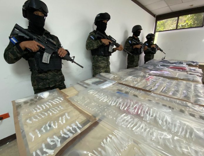 Incautan indumentaria de DIPAMCO, FNAMP y FNA le incautaron a agentes de la DAET. También droga